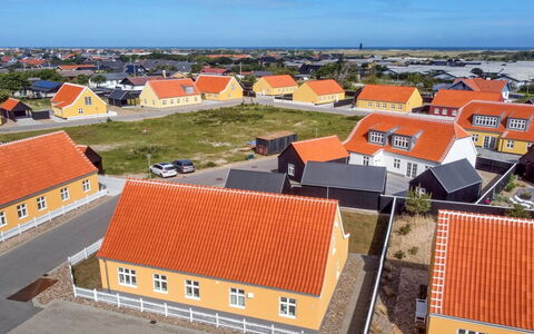 Gine - 1.5Km from the Sea: Techo, Casa, Casa, Cabaña, Puerta, Vía Muerta, Cubierta, Porche, Tablón, Madera Dura
