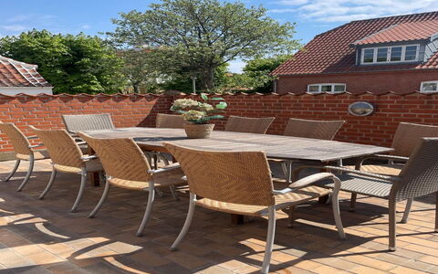 Urs - 200M from the Sea: Mueble, Mueble Para Exteriores, Silla, Mesa Al Aire Libre, Manchas De Madera, Losa, Patio, Madera Dura, Cocina Y Comedor Mesa, Patio Interior