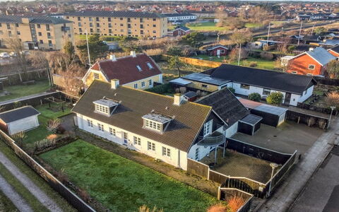 Canan - 1.6Km from the Sea: Casa, Barrio Residencial, Casa, Cabaña, Techo, El Terreno Del Lote, Vía Muerta, Jardín, Inmuebles, Césped