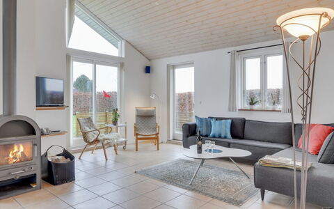 Annesophie - 300M to the Fjord: Mueble, Diseño De Interiores, Piso, Madera, Techo, Suelo, Sofá, Sala, Silla, Casa