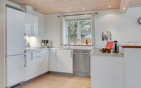Annesophie - 300M to the Fjord: Piso, Cocina, Mostrador, Madera, Diseño De Interiores, Aparato De Cocina, Suelo, Gabinetes, Techo, Mueble