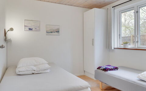 Annesophie - 300M to the Fjord: Cama, Habitación, Pared, Diseño De Interiores, Madera, Suelo, Sábana, Techo, Piso, Mueble