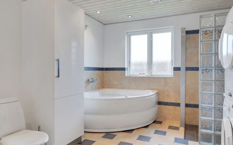 Annesophie - 300M to the Fjord: Piso, Suelo, Baño, Arreglo De Tubería, Diseño De Interiores, Baño, Techo, Loseta, Plomería, Bañera