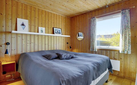 Iadrik - 85M to the Fjord: Cama, Habitación, Diseño De Interiores, Madera, Sábana, Lecho, Techo, Piso, Mueble, Suelo