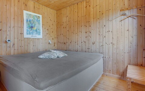 Hege - 450M from the Sea: Piso, Suelo, Madera, Diseño De Interiores, Habitación, Techo, Suelos De Madera, Cama, Habitación, Sábana