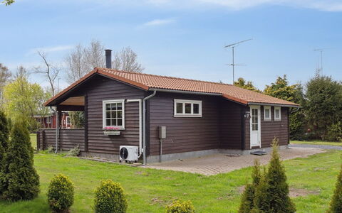 Undis - 660M from the Sea: Techo, Casa, Casa, Cabaña, Vía Muerta, Inmuebles, Entrada De Coches, Edificios Del Jardín, Yarda, Cobertizo