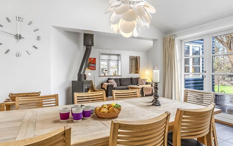 Amon - 670M from the Sea: Mueble, Diseño De Interiores, Piso, Silla, Mesa, Suelo, Madera, Comedor, Techo, Cocina Y Comedor Mesa