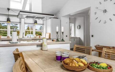 Amon - 670M from the Sea: Mueble, Diseño De Interiores, Piso, Suelo, Cocina, Mostrador, Lámpara, Madera, Techo, Silla