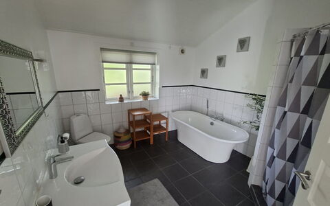 Amon - 670M from the Sea: Piso, Arreglo De Tubería, Diseño De Interiores, Suelo, Baño, Grifo, Plomería, Bañera, Techo, Loseta
