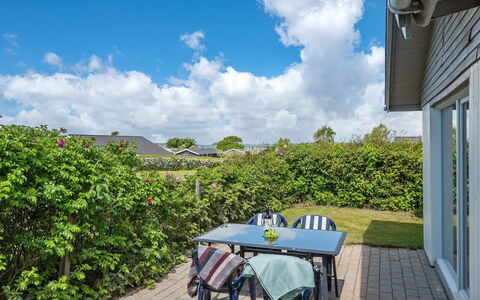 Rise - 250M from the Sea: Azul, Arbusto, Cabaña, Cobertura Del Suelo, Jardín, Inmuebles, Sombra, Paisajismo, Casa De Campo, Eco Hotel