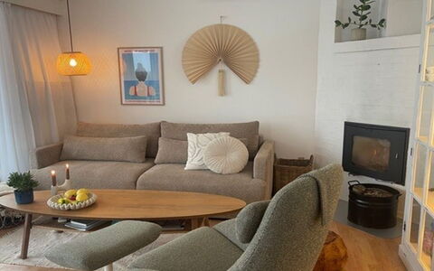 Daike - 25M from the Sea: Mueble, Diseño De Interiores, Piso, Madera, Sofá, Sala, Suelo, Mesa, Habitación, Encendiendo