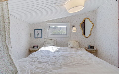 Daike - 25M from the Sea: Habitación, Diseño De Interiores, Cama, Lecho, Sábana, Linos, Techo, Textil, Mueble, Encendiendo