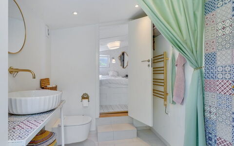 Daike - 25M from the Sea: Diseño De Interiores, Pared, Baño, Piso, Arreglo De Tubería, Suelo, Textil, Encendiendo, Habitación, Casa