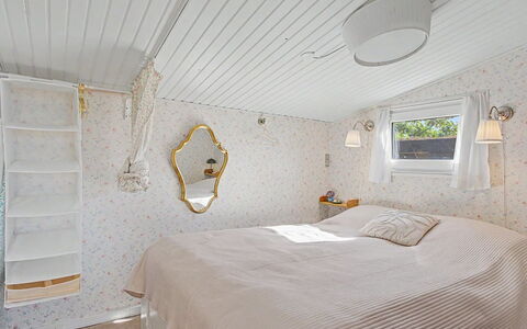 Daike - 25M from the Sea: Diseño De Interiores, Habitación, Techo, Encendiendo, Lámpara, Piso, Suelo, Cama, Habitación, Casa