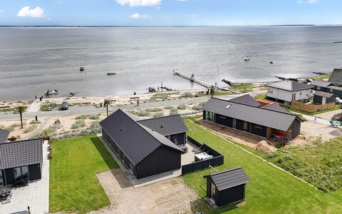 Eino - 30M from the Sea: Madera, Techo, Casa, Casa, Arquitectura, Vía Muerta, El Terreno Del Lote, Cabaña, Cobertizo, Edificios Del Jardín
