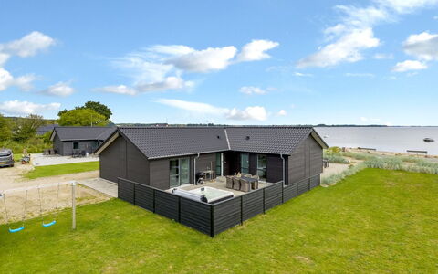Eino - 30M from the Sea: Madera, Techo, Casa, Casa, Arquitectura, Vía Muerta, El Terreno Del Lote, Cabaña, Cobertizo, Edificios Del Jardín