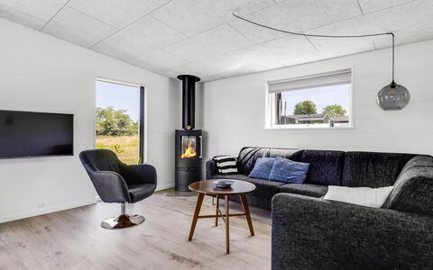Klarin - 350M from the Sea: Piso, Suelo, Diseño De Interiores, Techo, Sala, Electrodoméstico, Suelos De Madera, Lámpara, Material Natural