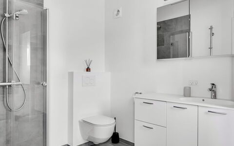 Klarin - 350M from the Sea: Piso, Suelo, Diseño De Interiores, Baño, Arreglo De Tubería, Pared, Lavabo Del Baño, Lavabo, Mueble De Baño, Grifo