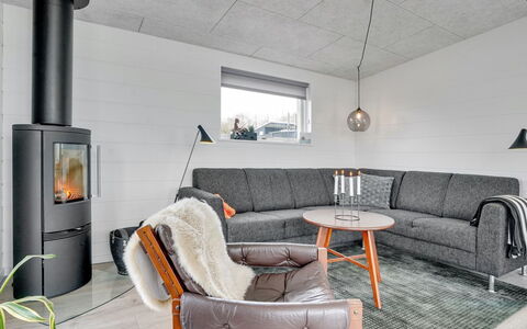 Klarin - 350M from the Sea: Madera, Piso, Mueble, Casa, Suelo, Sala, Sofá, Manchas De Madera, Suelos De Madera