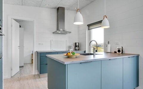Klarin - 350M from the Sea: Cocina, Mostrador, Piso, Aparato De Cocina, Gabinetes, Diseño De Interiores, Mueble, Madera, Suelo, Electrodoméstico