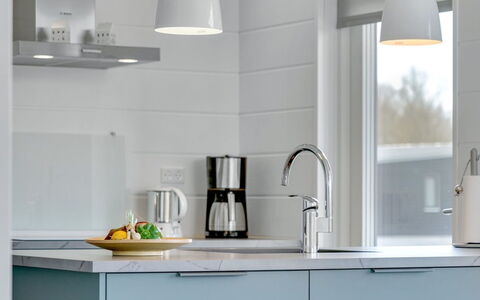 Klarin - 350M from the Sea: Mostrador, Cocina, Diseño De Interiores, Aparato De Cocina, Mueble, Gabinetes, Piso, Arreglo De Tubería, Grifo, Casa
