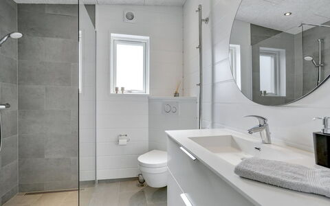 Klarin - 350M from the Sea: Baño, Arreglo De Tubería, Piso, Suelo, Diseño De Interiores, Lavabo Del Baño, Baño, Lavabo, Mueble De Baño, Plomería