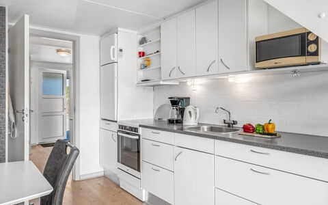 Soufiane - 100M from the Sea: Cocina, Aparato De Cocina, Electrodoméstico, Mostrador, Piso, Lavabo, Diseño De Interiores, Gabinetes, Suelo, Techo