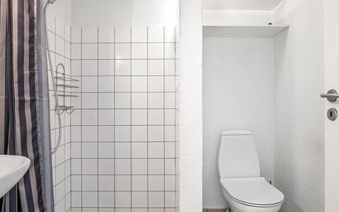 Soufiane - 100M from the Sea: Pared, Piso, Arreglo De Tubería, Suelo, Baño, Asiento Del Baño, Baño, Diseño De Interiores, Plomería, Loseta