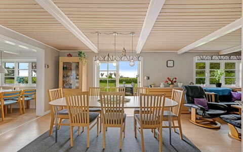Merrit - 4.6Km to the Fjord: Mueble, Diseño De Interiores, Piso, Madera, Techo, Suelo, Suelos De Madera, Mesa, Comedor, Silla