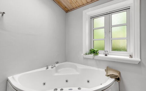 Merrit - 4.6Km to the Fjord: Bañera, Arreglo De Tubería, Baño, Diseño De Interiores, Techo, Piso, Plomería, Suelo, Grifo, Habitación