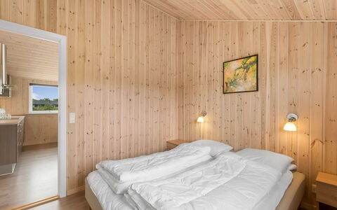 Clement - 500M to the Fjord: Madera, Techo, Suelo, Diseño De Interiores, Piso, Habitación, Manchas De Madera, Madera Dura, Cama, Habitación