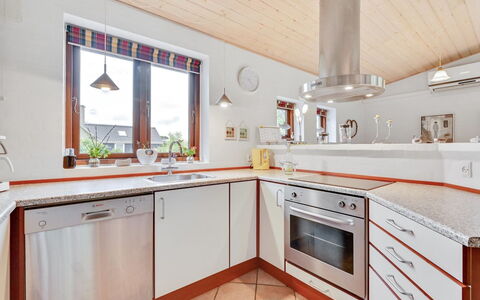 Rika - 525M to the Fjord: Piso, Diseño De Interiores, Madera, Cocina, Techo, Suelo, Casa, Mostrador, Lámpara, Encendiendo