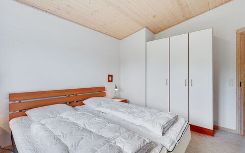 Rika - 525M to the Fjord: Diseño De Interiores, Madera, Techo, Piso, Habitación, Cama, Suelo, Habitación, Mueble, Suelos De Madera