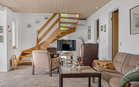 Simo - 250M from the Sea: Mueble, Piso, Diseño De Interiores, Suelo, Madera, Suelos De Madera, Techo, Sofá, Habitación, Sala