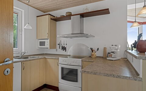 Simo - 250M from the Sea: Cocina, Mostrador, Piso, Mueble, Diseño De Interiores, Aparato De Cocina, Madera, Suelo, Gabinetes, Techo