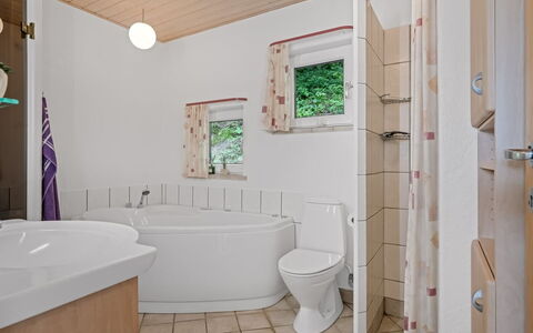Simo - 250M from the Sea: Diseño De Interiores, Piso, Arreglo De Tubería, Baño, Suelo, Techo, Plomería, Habitación, Grifo, Bañera