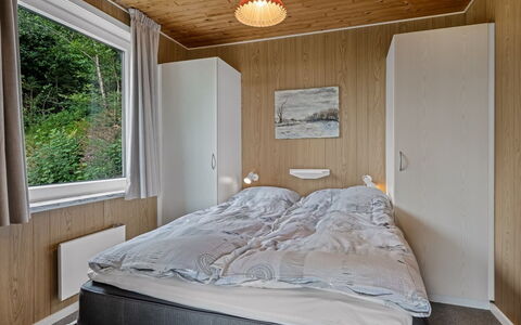 Simo - 250M from the Sea: Habitación, Madera, Cama, Diseño De Interiores, Sábana, Lecho, Casa, Marco De La Cama, Suelo, Habitación