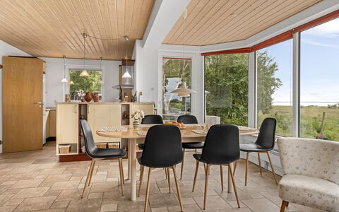 Simo - 250M from the Sea: Mueble, Piso, Diseño De Interiores, Suelo, Madera, Suelos De Madera, Silla, Comedor, Mesa, Cocina Y Comedor Mesa