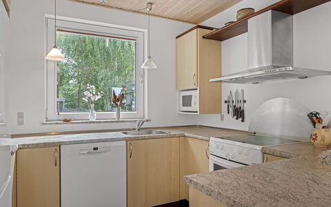 Simo - 250M from the Sea: Mostrador, Cocina, Diseño De Interiores, Aparato De Cocina, Piso, Fregadero, Madera, Arreglo De Tubería, Gabinetes, Lavabo
