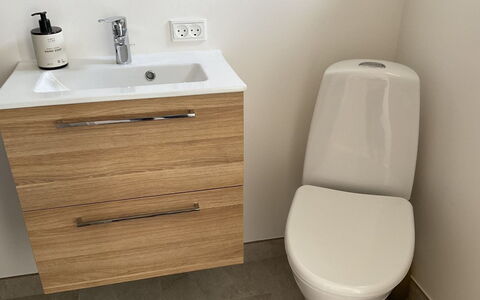 Tofan - 100M to the Fjord: Piso, Arreglo De Tubería, Suelo, Baño, Baño, Asiento Del Baño, Lavabo Del Baño, Mueble De Baño, Plomería, Lavabo