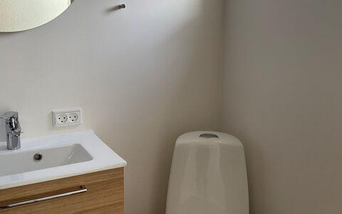 Tofan - 100M to the Fjord: Pared, Arreglo De Tubería, Piso, Baño, Asiento Del Baño, Suelo, Baño, Diseño De Interiores, Lavabo Del Baño, Mueble De Baño