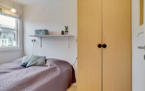 Tofan - 100M to the Fjord: Mueble, Pared, Madera, Diseño De Interiores, Piso, Habitación, Suelo, Cama, Habitación, Techo