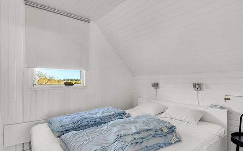 Dunja - 200M to the Fjord: Madera, Piso, Techo, Suelo, Diseño De Interiores, Habitación, Tablón, Suelos De Madera, Madera Dura, Cama