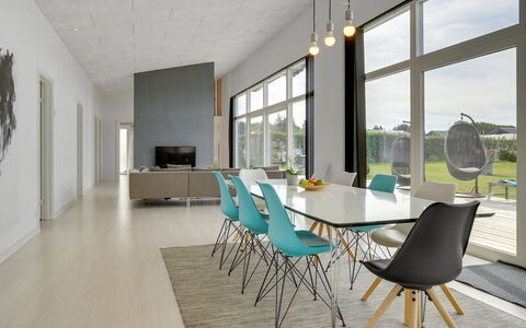Nimrod - 300M from the Sea: Piso, Pared, Suelo, Diseño De Interiores, Madera, Techo, Suelos De Madera, Encendiendo, Mueble, Suelo Laminado