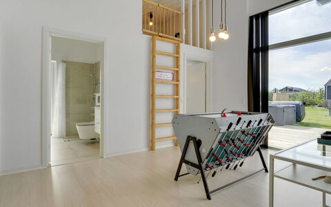 Nimrod - 300M from the Sea: Piso, Pared, Suelo, Diseño De Interiores, Madera, Techo, Suelos De Madera, Encendiendo, Mueble, Suelo Laminado