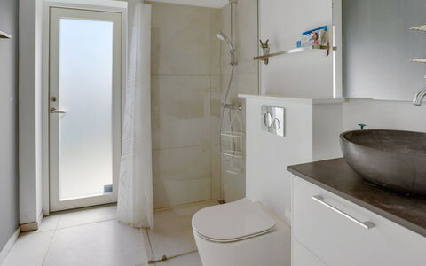 Nimrod - 300M from the Sea: Piso, Pared, Suelo, Diseño De Interiores, Madera, Techo, Suelos De Madera, Encendiendo, Mueble, Suelo Laminado