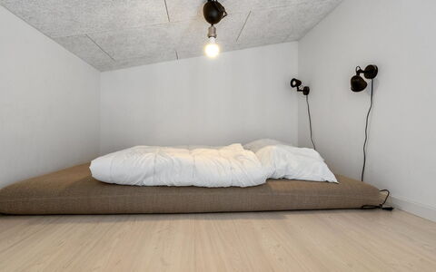 Nimrod - 300M from the Sea: Piso, Pared, Suelo, Diseño De Interiores, Madera, Techo, Suelos De Madera, Encendiendo, Mueble, Suelo Laminado