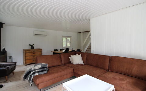 Annlouise - 300M from the Sea: Sofá, Pared, Piso, Madera, Suelo, Diseño De Interiores, Sala, Mueble, Techo