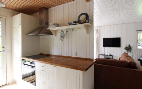 Annlouise - 300M from the Sea: Piso, Madera, Suelo, Diseño De Interiores, Mueble, Gabinetes, Mostrador, Cocina, Techo, Manchas De Madera