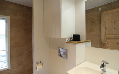 Annlouise - 300M from the Sea: Lavabo Del Baño, Piso, Arreglo De Tubería, Pared, Diseño De Interiores, Lavabo, Suelo, Baño, Madera, Grifo